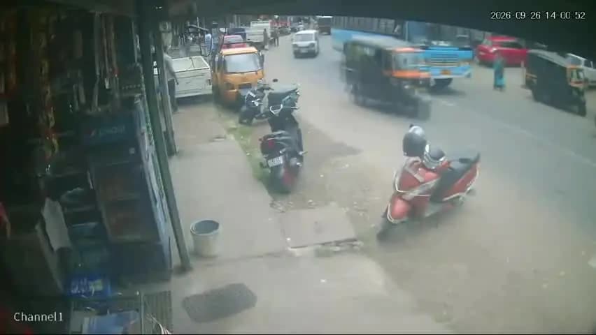 പീരുമേട്: വണ്ടിപ്പെരിയാറിൽ സ്വകാര്യ ബസ് മാനേജരെ സംഘം ചേർന്ന് മർദിക്കുന്നതിൻ്റെ സിസിടിവി ദൃശ്യം പുറത്ത്