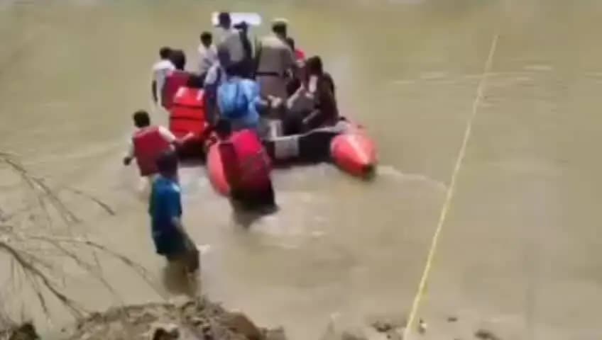 কাঞ্চনপুর: সড়ক নেই নদী পার করে ভোট কেন্দ্রের উদ্দেশ্যে ভোট কর্মীরা এই চিত্র দেখা গেল কাঞ্চনপুর মহকুমা দশদা ব্লকে