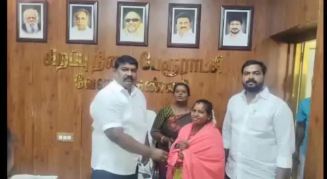 கீழ்வேளூர்: கீழையூர் தொடக்கப் பள்ளியில் பள்ளி மேலாண்மை குழு தலைவர் மற்றும் உறுப்பினர்களுக்கு வேளாங்கண்ணி பேரூராட்சி தலைவர் வாழ்த்து தெரிவித்தார்
