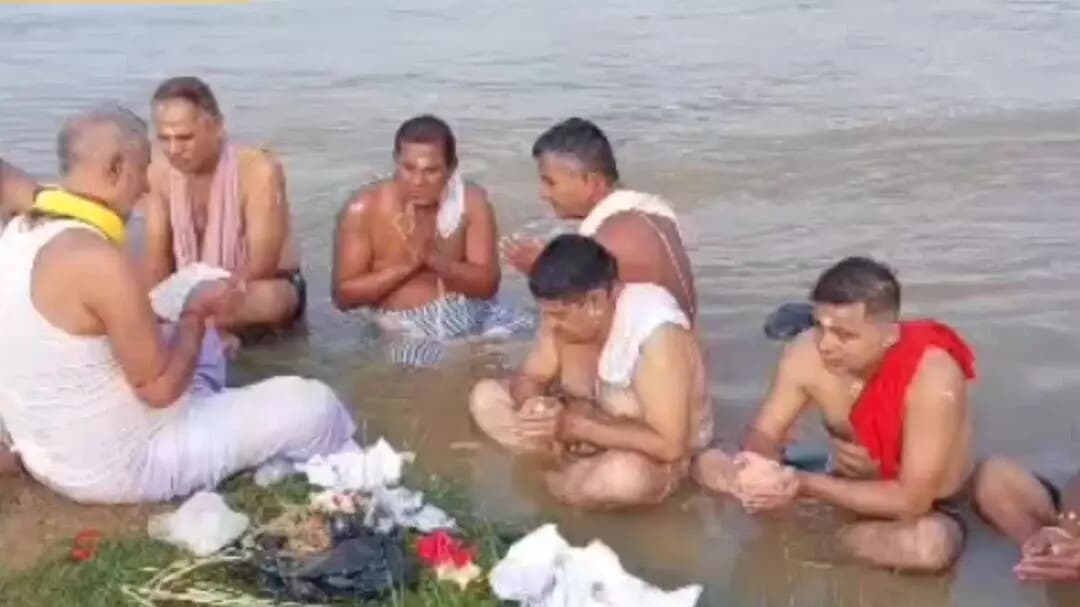 बेरमो: दामोदर नदी में पितृ पक्ष का शुभारंभ, सैकड़ों श्रद्धालुओं ने किया जल तर्पण