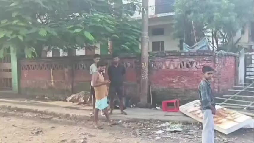 তিনিচুকীয়া: মটক ছাত্ৰ সন্থাৰ উদ্যোগত হিজুগুৰী ৰেলৱে হিন্দী বিদ্যালয়ৰ সন্মুখত বহা অবৈধ দোকানসমূহৰ উচ্ছেদ