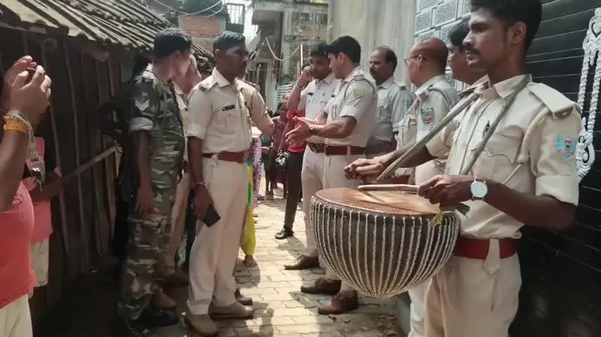बरहेट: बरहेट में फरार आरोपी के घर पुलिस ने इश्तहार चिपकाए, 15 दिन में न्यायालय में हाजिर होने का निर्देश