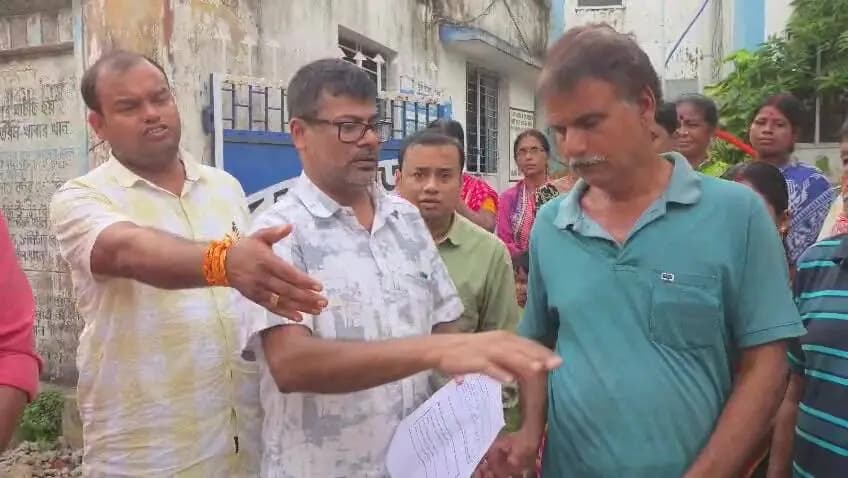 বরজোড়া: পশ্চিমবঙ্গ আবাস যোজনায় সস্তায় বালি সরবরাহ, বড়জোড়ায় টোকেন বিতরণ