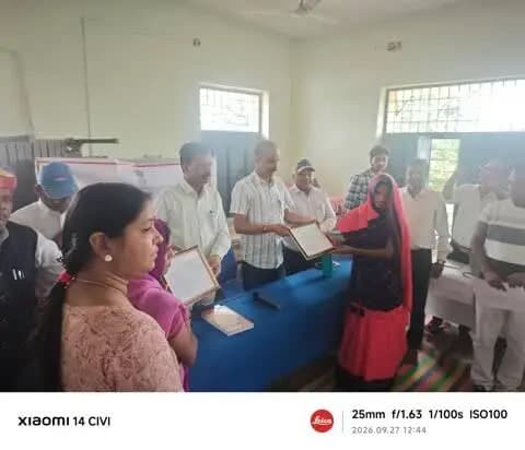 झौथरी: डूंगरपुर के जनसेवा शिविर में योजनाओं का सीधे लाभ, 12 हजार का प्रोत्साहन और स्मार्ट कार्ड वितरित