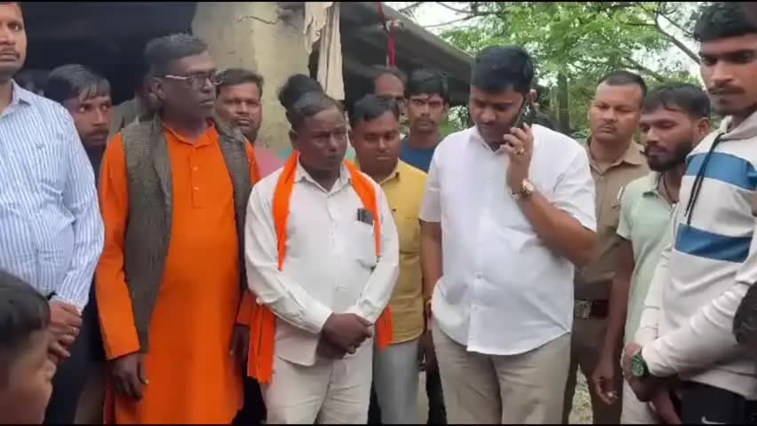 मंझनपुर: हिसामपुर में कमाने वाले की मौत से उजड़ा परिवार, मदद के लिए पहुंचे वीरेंद्र सरोज फौजी, बढ़ाया सहारे का हाथ