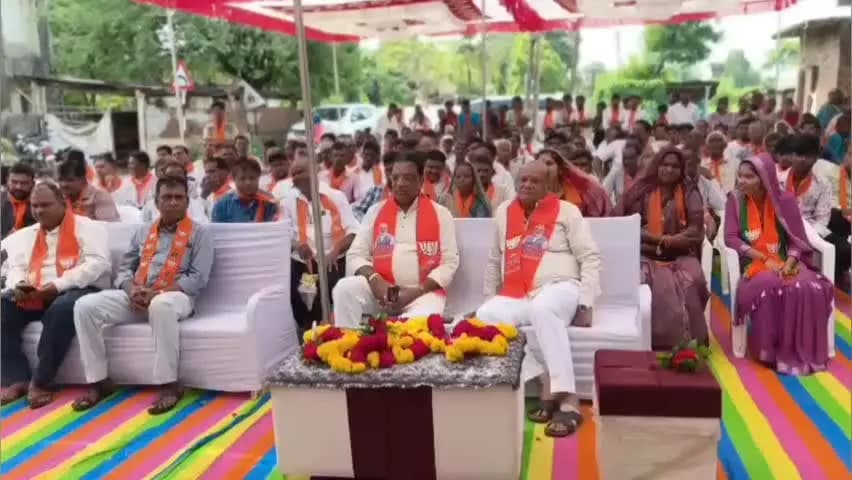 જાંબુઘોડા: જાંબુઘોડાના હવેલી ખાતે ધારાસભ્ય જયદ્રથસિંહ પરમાર અને જિલ્લા ભાજપ પ્રમુખ મયંકકુમાર દેસાઈએ 'મન કી બાત' સાંભળ્યો