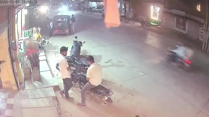 चिड़ावा: चिड़ावा में तेज रफ्तार कार का कहर, एक के बाद एक वाहनों को मारी टक्कर, सीसीटीवी में कैद हुआ खौफनाक मंजर