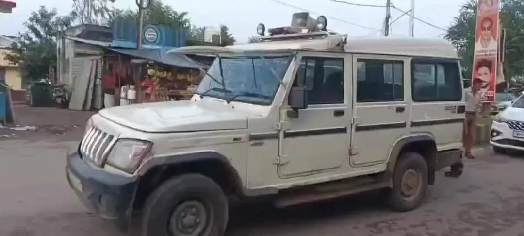 निवाड़ी: पृथ्वीपुर के बीच बाजार में जेरोन पुलिस की गाड़ी खराब हुई, राहगीरों ने धक्का लगाया