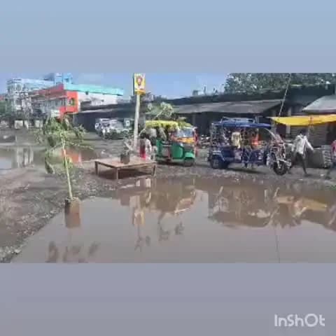 अमड़ापाड़ा: आमडा़पाडा़ में सड़क की बदहाली पर युवाओं का प्रदर्शन, यातायात प्रभावित