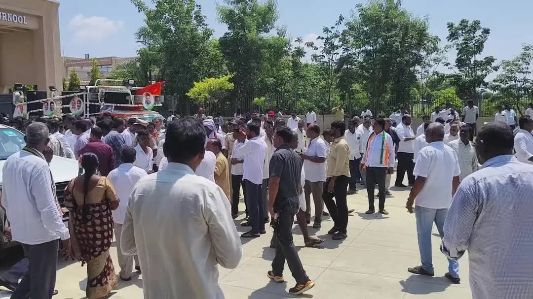 నాగర్ కర్నూల్: నాగర్ కర్నూల్ కలెక్టర్ కార్యాలయం వద్ద కాంగ్రెస్ పార్టీ ధర్నా