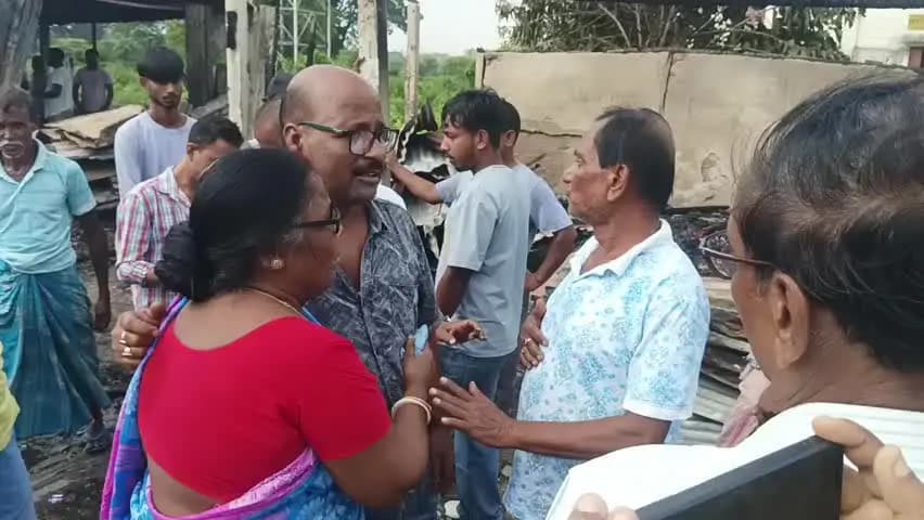 বঙাইগাঁও ভাগ: ডাংতল বজাৰত সংঘটিত অগ্নিকাণ্ডত ১৮ টাকৈ ব্যৱসায়ীক প্ৰতিষ্ঠান সম্পূৰ্ণ ৰূপে জুইত জাহ যায়