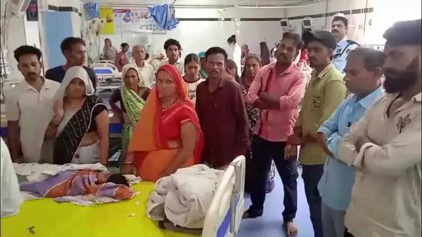 शाजापुर: जिला अस्पताल में 5 साल के मासूम की मौत, एम्बुलेंस न मिलने पर परिजनों ने लापरवाही का आरोप लगाया
