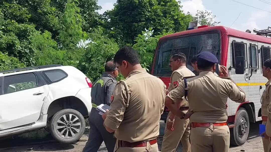 पूरनपुर: डंपर की टक्कर से कार सवार तीन लोगों की मौत, दो लोग गंभीर घायल