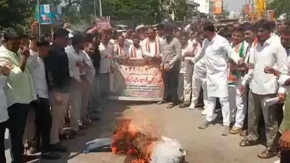 నిర్మల్: ప్రధాన ఎన్నికల కమిషనర్ రాజీనామా చేయాలని జిల్లా కేంద్రంలోని ఆర్డీవో కార్యాలయం ఎదుట కాంగ్రెస్ పార్టీ ఆధ్వర్యంలో నిరసన