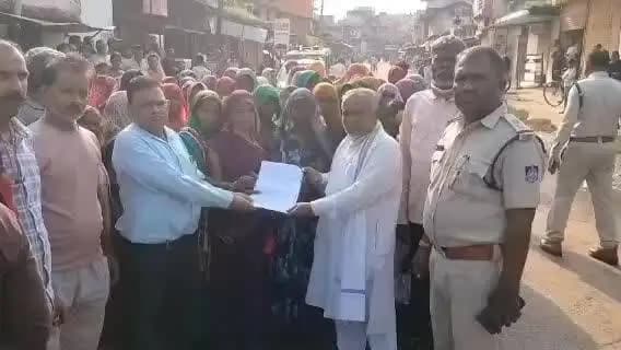 ढीमरखेड़ा: उमरियापान में अवैध शराब के खिलाफ महिलाओं का प्रदर्शन, कार्रवाई की मांग