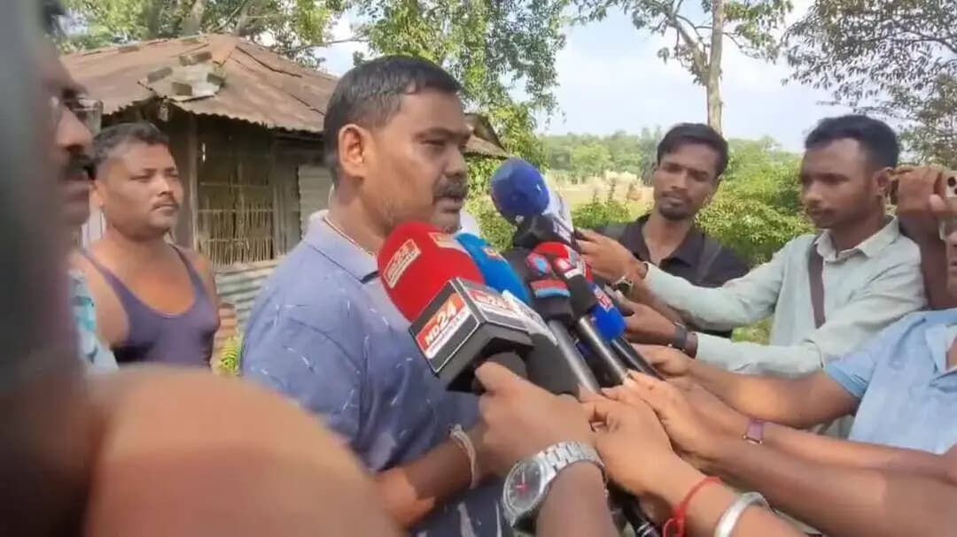 বিলাসীপাৰা ভাগ: বিলাসীপাৰাৰ জমদুৱাৰ কালি মন্দিৰত কালি মাৰ মূৰ্তি অগ্নি সংযোগ সন্দৰ্ভত স্থানীয় ৰাইজৰ প্ৰতিক্ৰিয়া।