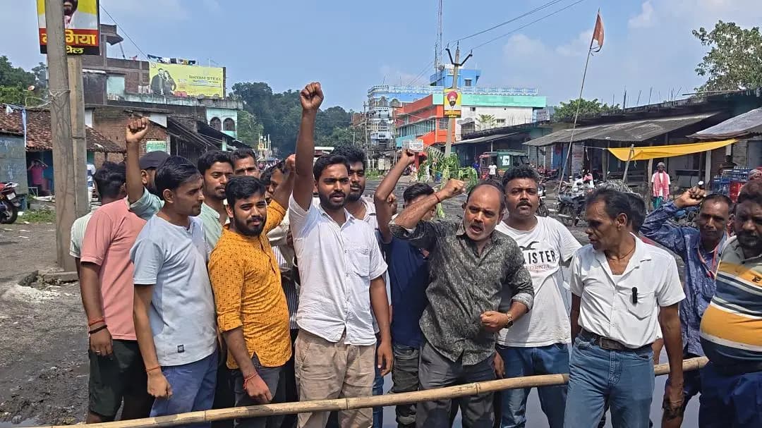 अमड़ापाड़ा: अमड़ापाड़ा में मुख्य बाजार की जर्जर सड़क पर युवाओं का सड़क जाम विरोध