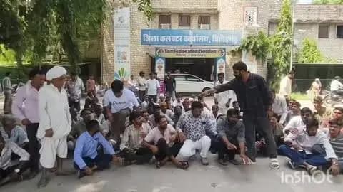 जोधपुर: *चित्तौड़गढ़: पारोली को पुरानी पंचायत रोलाहेड़ा में बहाल करने की मांग, मतदान बहिष्कार की चेतावनी*
चित्तौड़गढ़: ग्राम पारोली के ग्रामीणों ने जिला कलेक्टर को ज्ञापन सौंपकर गांव को पुनः पुरानी पंचायत रोलाहेड़ा में बहाल करने की मांग की है। ग्रामीणों का आरोप है कि पंचायत परिसीमन के समय दर्ज लिखित आपत्ति पर प्रशासन ने कोई निवारण नहीं किया और जबरन गांव को नई पंचायत में शामिल कर दिया।
ज्ञापन में बताया गया कि नई पंचायत का रास्ता पारोली से बिल्कुल उल्टी दिशा में है। जिला मुख्यालय चित्तौड़गढ़ जाने के लिए ग्रामीणों को पहले उल्टी दिशा में नई पंचायत जाना पड़ता है, फिर वहां से पूरा चक्कर काटकर वापस आना पड़ता है, जिससे गंभीर समस्या खड़ी हो गई है।
ग्रामीणों ने चेतावनी दी है कि यदि मांग तुरंत नहीं मानी गई तो पूरा पारोली गांव आगामी सभी चुनावों और मतदान का पूर्ण रूप से सामूहिक बहिष्कार करेगा। पोलिंग बूथ पर सन्नाटा रहेगा, जिसकी समस्त जिम्मेदारी प्रश�