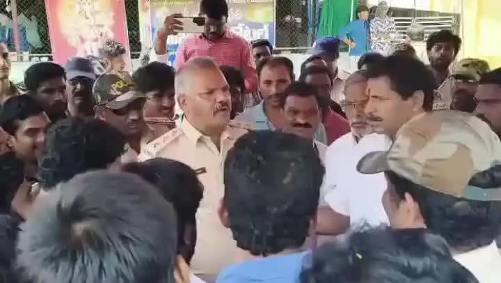 తణుకు: ఉండ్రాజవరంలో ఉద్రిక్తత, వంగవీటి మోహనరంగా విగ్రహం వివాదంపై భారీ పోలీస్ బందోబస్తు
