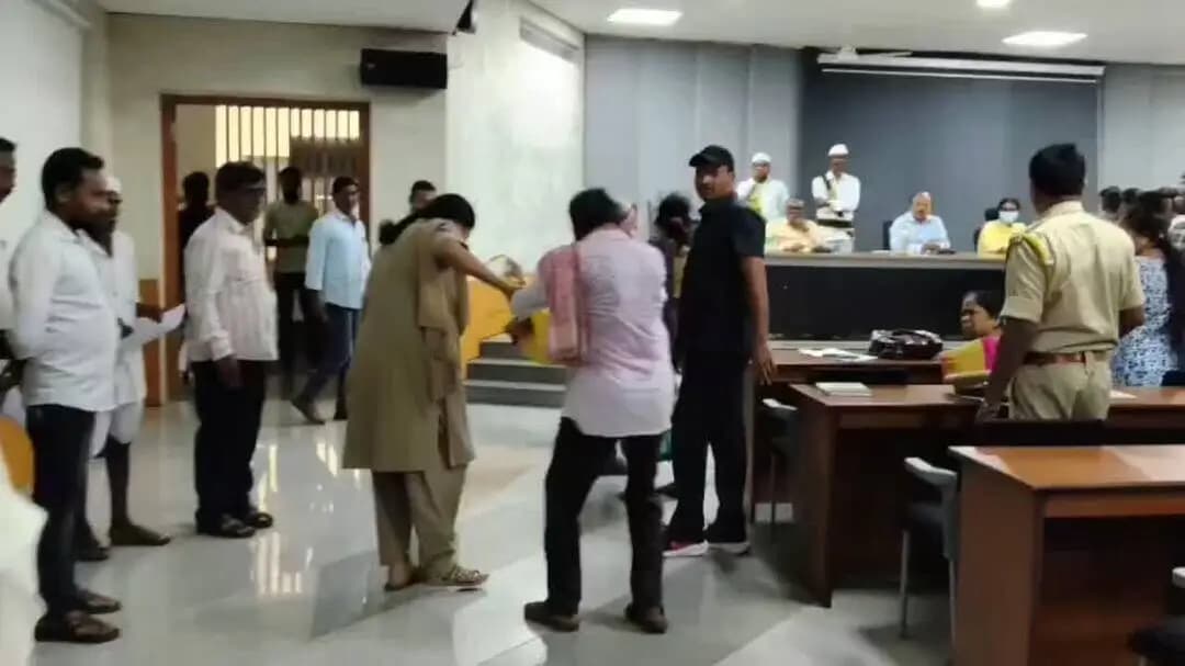 అసిఫాబాద్: ఆసిఫాబాద్ కలెక్టరేట్ లో పెట్రోల్ పోసుకుని ఓ వ్యక్తి ఆత్మహత్యయత్నం