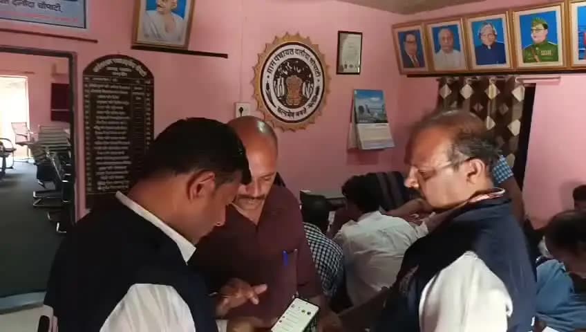 दलौदा: दलोदा में रिश्वत लेते सरपंच और प्रतिनिधि पकड़े, हस्ताक्षर के लिए मांगी थी घूस