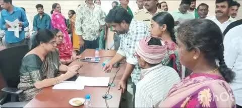 కొత్తగూడెం: స్వచ్ఛ మిత్ర కార్మికులకు వెంటనే జీతాలు చెల్లించాలంటే సిఐటియు ఆధ్వర్యంలో జిల్లా విద్యాశాఖ అధికారికి వినతి పత్రం అందజేత
