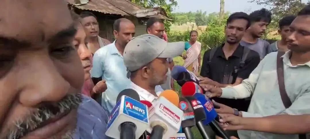 বিলাসীপাৰা ভাগ: বিলাসীপাৰাৰ জমদুৱাৰ গাঁৱত কালি মন্দিৰত মা কালি মূৰ্তি দুৰ্বৃত্তৰ অগ্নিসংযোগ কৰা সন্দৰ্ভত স্থানীয় ৰাইজৰ প্ৰতিক্ৰিয়া।
