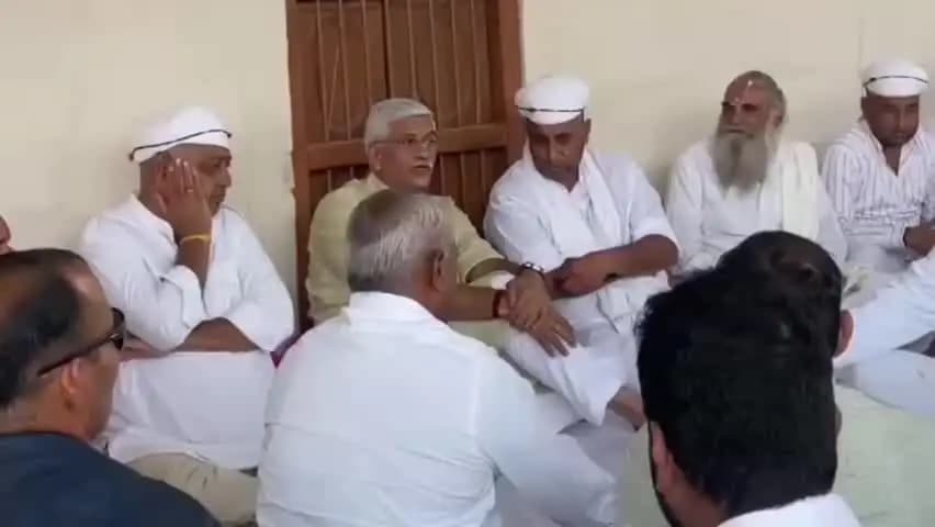 निम्बाहेड़ा: निंबाहेड़ा पहुंचे मंत्री गजेंद्र सिंह शेखावत, वरिष्ठ BJP नेता स्व कैलाश सिंह बड़ौली को श्रद्धांजलि देकर परिजनों से मिले