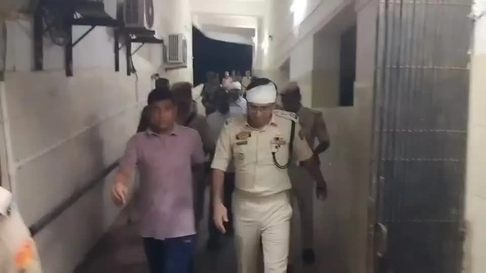 উদয়পুর: উদয়পুর মহারানী ফারি থানার সামনে দুষ্কৃতির হাতে আক্রান্ত গোমতী জেলা পুলিশ সুপার