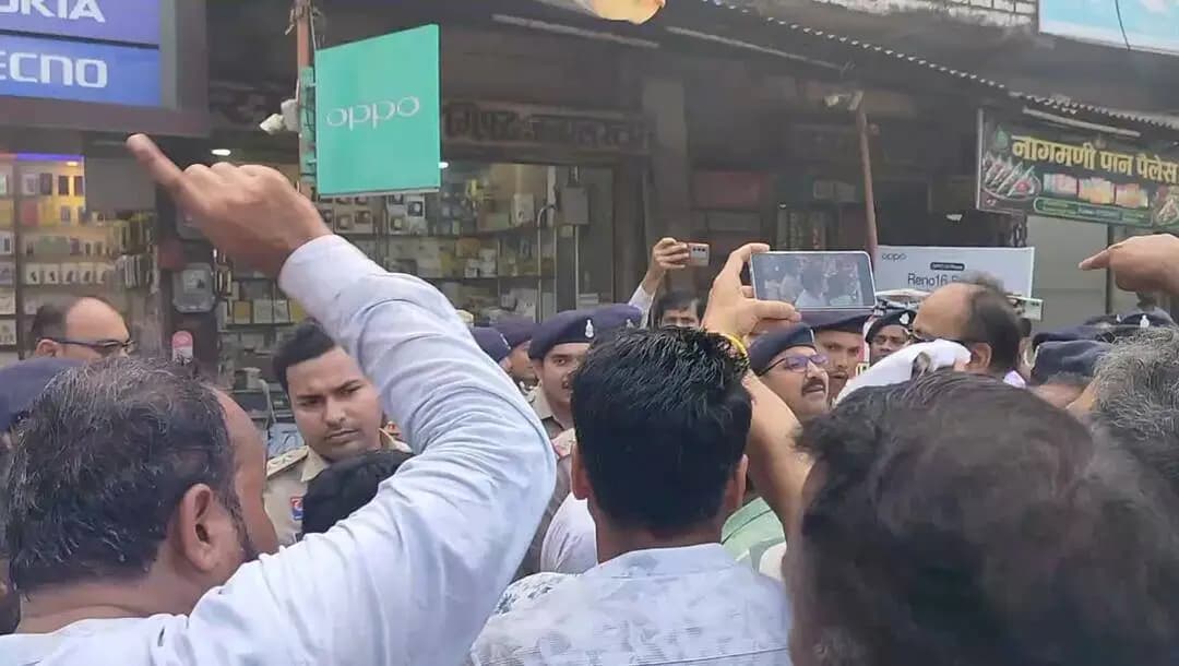 कोंडागांव: कोण्डागांव में पुतला दहन से पहले पुलिस ने कांग्रेसियों से छीना पुतला, कार्यकर्ताओं ने किया नारेबाजी