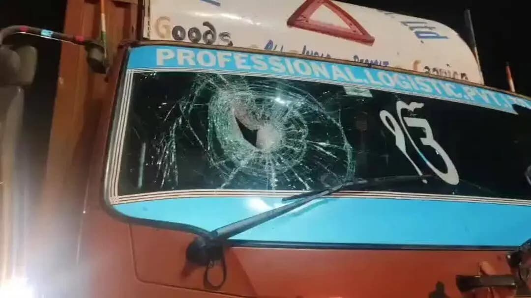 महेश्वर: गणेश घाट में पहाड़ी से अचानक पत्थर गिरे, हाईवे पर हड़कंप, कई वाहन क्षतिग्रस्त
