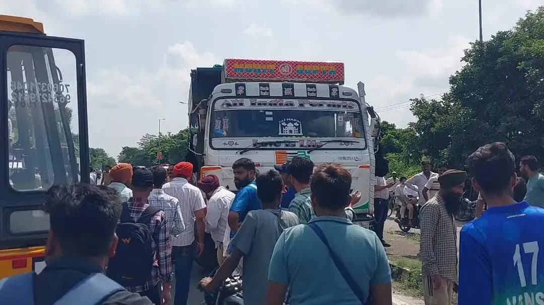 पूरनपुर: डंपर और कार की भिड़ंत में चौथी मौत, एक ही परिवार के चार लोगों की गई जान