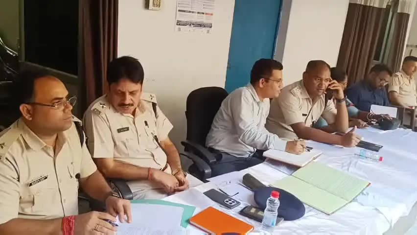 घाटशिला: घाटशिला में दुर्गा पूजा पर प्रशासन सख्त, तीन थाना क्षेत्रों की बैठक में डीजे प्रतिबंधित, अग्नि सुरक्षा अनिवार्य