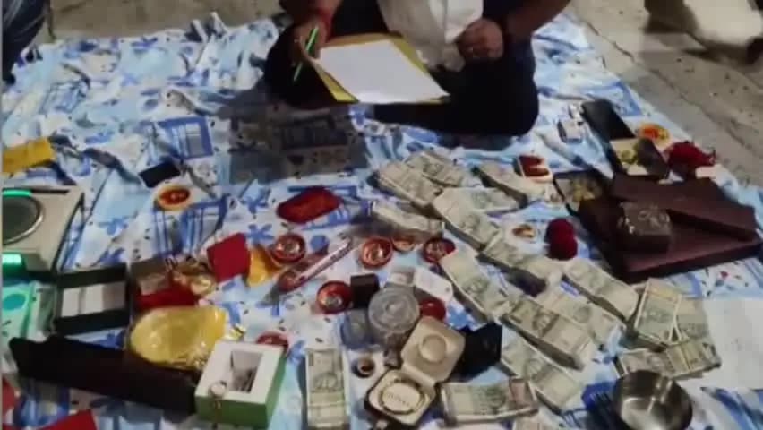 खगौल: बिहार के दानापुर में ADM आपूर्ति के ठिकानों पर निगरानी का छापा, ₹70 लाख नकद, आभूषण और महंगी घड़ियाँ बरामद