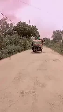 सोनभद्र मधुपुर राबर्ट्सगंज में टेम्पू पर लेबर लाद के चला रहा है खतरा इस्टाग्राम वायरल है