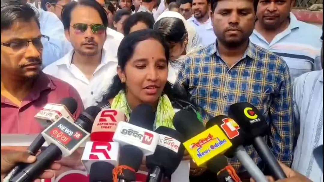 ବଲାଙ୍ଗୀର: ଜିଲ୍ଲାପାଳ ଅଫିସ ଘେରିଲେ ଯୋଗାଣ ସହାୟକ-ସହାୟିକା ୧୧ ଦଫା ଦାବିରେ ଆନ୍ଦୋଳନ