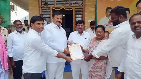 పెనుగొండ: పెనుకొండ మున్సిపల్ ఎన్నికల్లో నిలబడతామంటూ ఎంపీ పార్థసారధికి బయోడేటా అందజేసిన ఆశావాహులు
