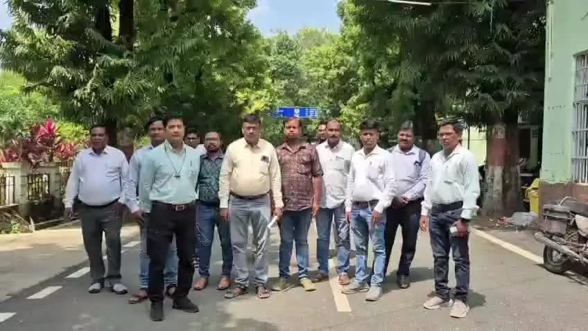 ବରଗଡ: ବରଗଡ଼ ଜିଲ୍ଲା ସୋହେଲା ସଦର ର ଆର. ଆଇଙ୍କୁ ଆକ୍ରମଣ ଘଟଣାରେ ଜିଲ୍ଲାପାଳ କାର୍ଯ୍ୟାଳୟ ଦ୍ୱାରସ୍ଥ ହେଲେ ବରଗଡ଼ ଜିଲ୍ଲା ରାଜସ୍ବ କ୍ଷେତ୍ର ସଂଘ |
