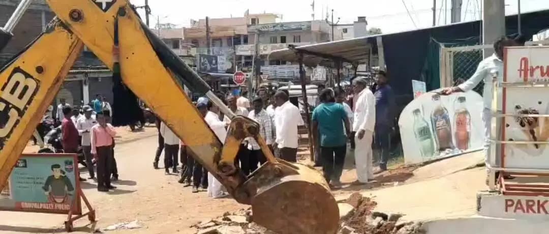 భూపాలపల్లి: రోడ్డు విస్తరణ పనులకు శ్రీకారం చుట్టిన మున్సిపల్ అధికారులు... ఇరువైపులా ఉన్న షాపులను తొలగించుకుంటున్న యజమానులు