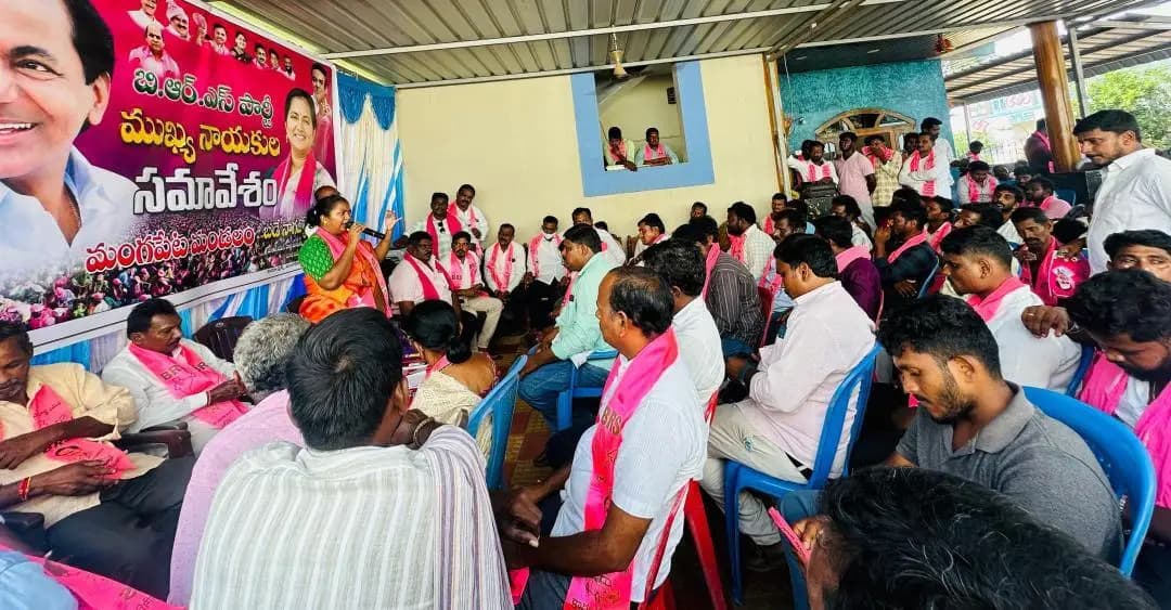 మంగపేట: మంగపేటలో రోడ్ల దుస్థితిపై బడే నాగజ్యోతి ఫైర్ | మంత్రి సీతక్కపై ప్రశ్నల వర్షం