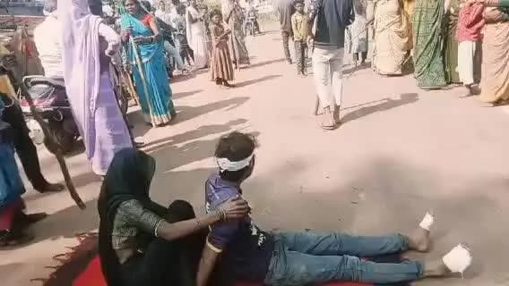 स्लीमनाबाद: धनबाही में मारपीट के बाद ग्रामीण सड़क पर उतरे, मां घायल बेटे को गोद में लेकर बैठी