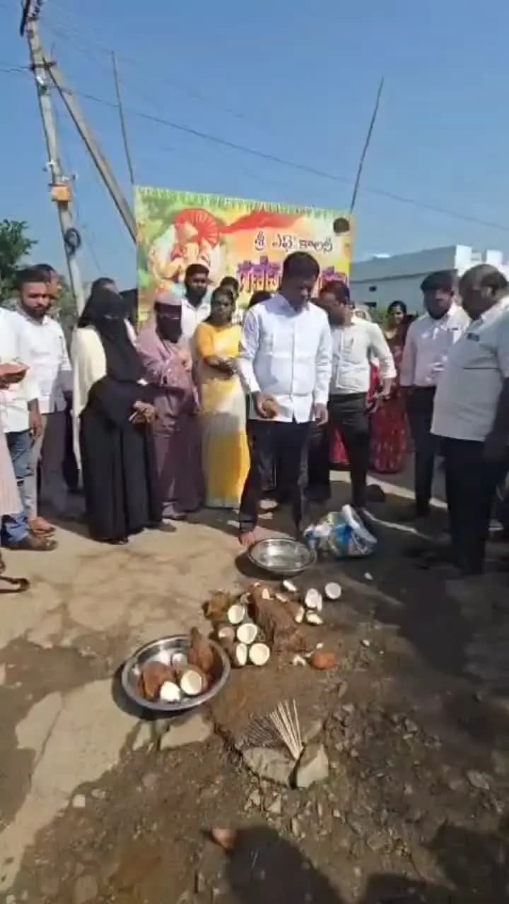 కాగజ్నగర్: కాగజ్నగర్లో రోడ్డు అభివృద్ధి పనులకు ప్రారంభం