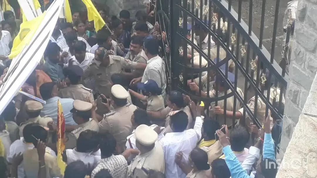 ಕಲಬುರಗಿ: ನಗರದಲ್ಲಿ ಪ್ರತಿಭಟನಾಕಾರರು ಹಾಗೂ ಪೊಲೀಸರ ನಡುವೆ ತಳ್ಳಾಟ ನೂಕಾಟ