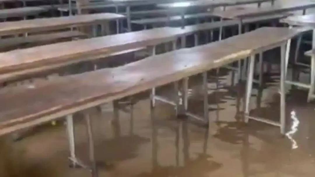 পটাশপুর ২: সেলমাবাদ সরোজিনী বিদ্যা নিকিতনের শ্রেণিকক্ষ জলমগ্ন, ব্যাহত পঠন পাঠন