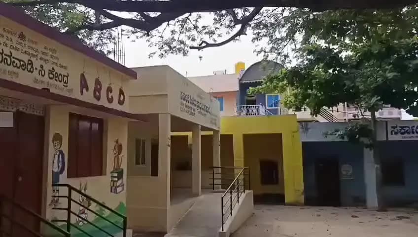 ಚಳ್ಳಕೆರೆ: ಗಾಂಧಿನಗರದ ಸರ್ಕಾರಿ ಶಾಲೆಯಲ್ಲಿ ಮಕ್ಕಳ ಎದುರು ಶಿಕ್ಷಕಿಯರ ಕಿತ್ತಾಟ: ಕ್ರಮಕ್ಕೆ ಮಹಿಳಾ ಹೋರಾಟಗಾರ್ತಿ ಆಗ್ರಹ