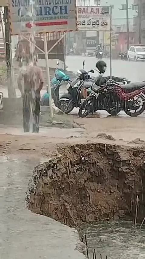 పూతలపట్టు: చిత్తూరులో భారీ వర్షం: జలమయమైన రోడ్లు, స్తంభించిన జనజీవనం