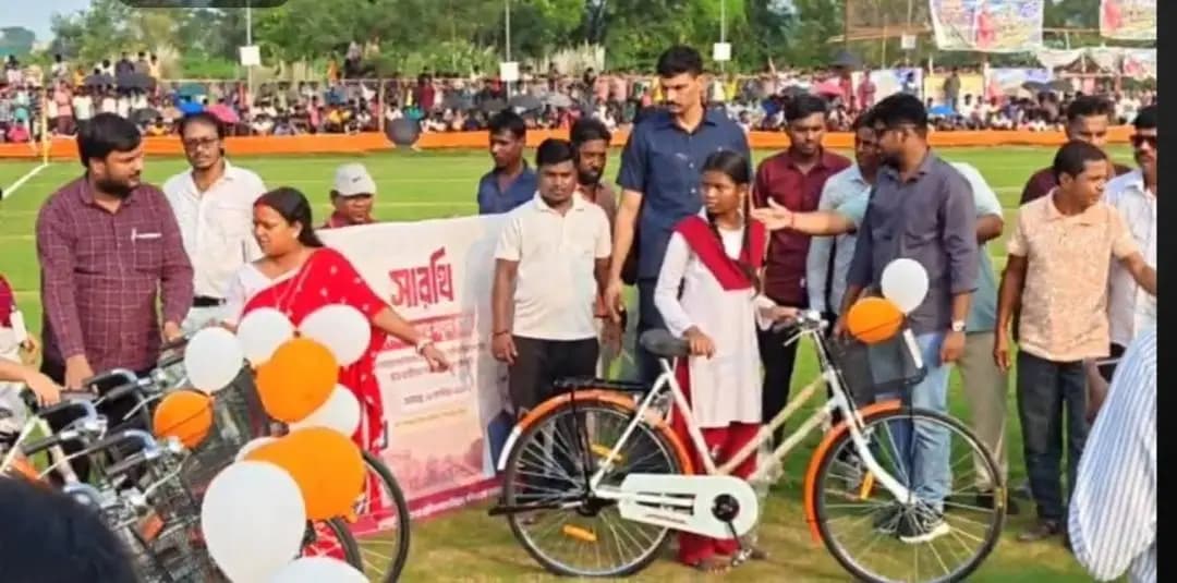 শালতোড়া: শালতোড়া MLA চন্দনা বাউরি সাইকেল দিলেন পড়ুয়াদের