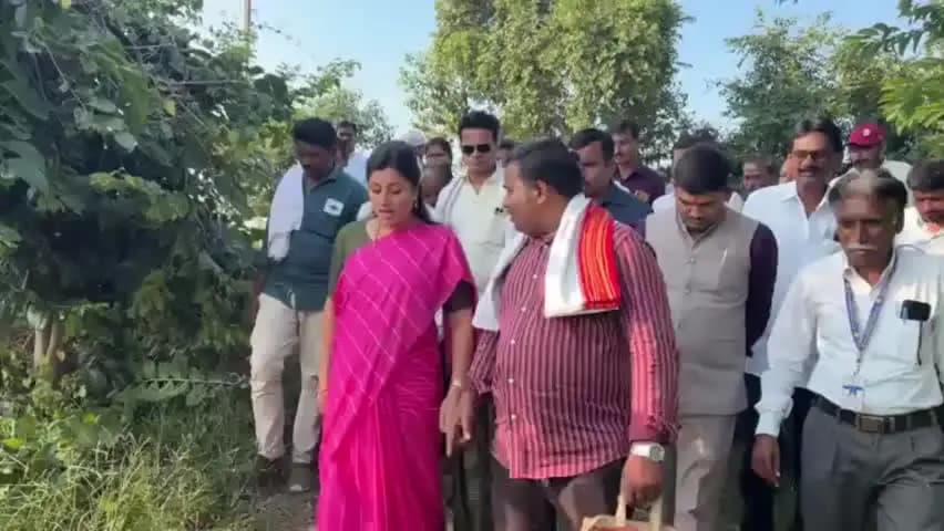 अमरावती: शेतकऱ्यांच्या थेट बांधावर जाऊन नुकसान ग्रस्त शेतीची केली माजी खासदार नवनीत राणा यांनी केले पाहणी