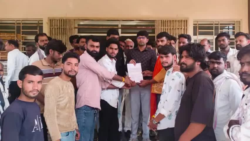 नईसराय: खुले में लग रही मीट की दुकानें हटाने को लेकर लामबंद हुए हिंदू संगठन, तहसीलदार को दिया ज्ञापन