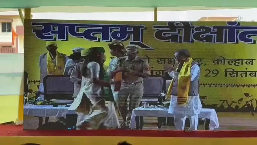 गोबिंदपुर राजनगर: राजनगर की बेटी प्रियंका महतो ने कोल्हान विश्वविद्यालय में किया टॉप, राज्यपाल ने गोल्ड मेडल देकर किया सम्मानित